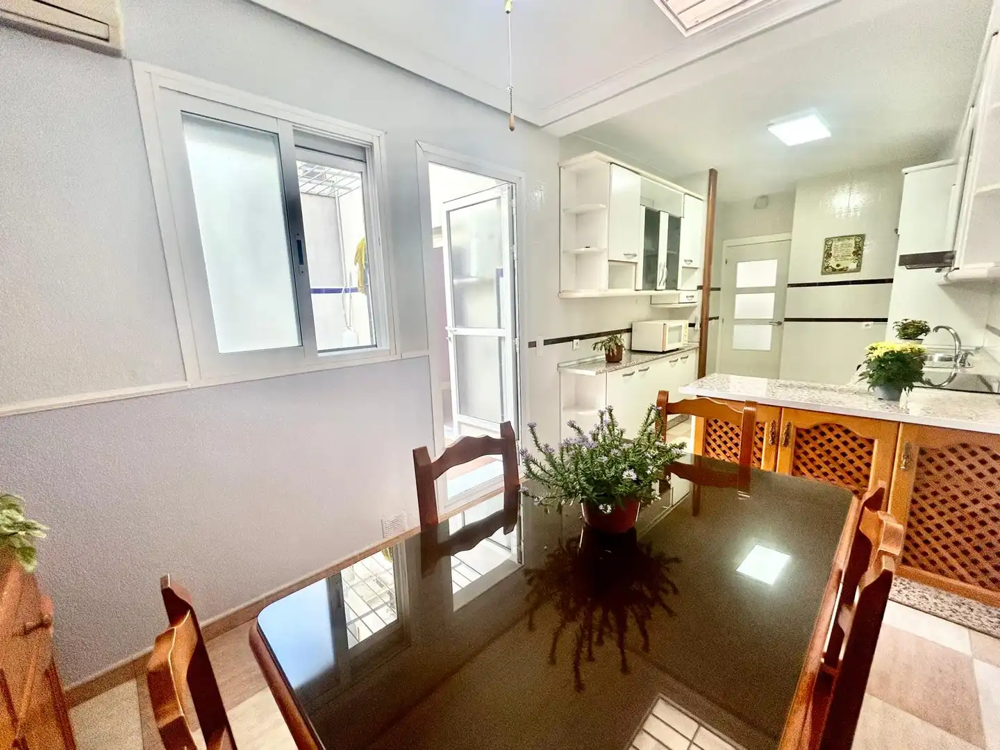 Cocina de Casa adosada en venta en Roquetas de Mar con Aire acondicionado, Calefacción y Jardín privado