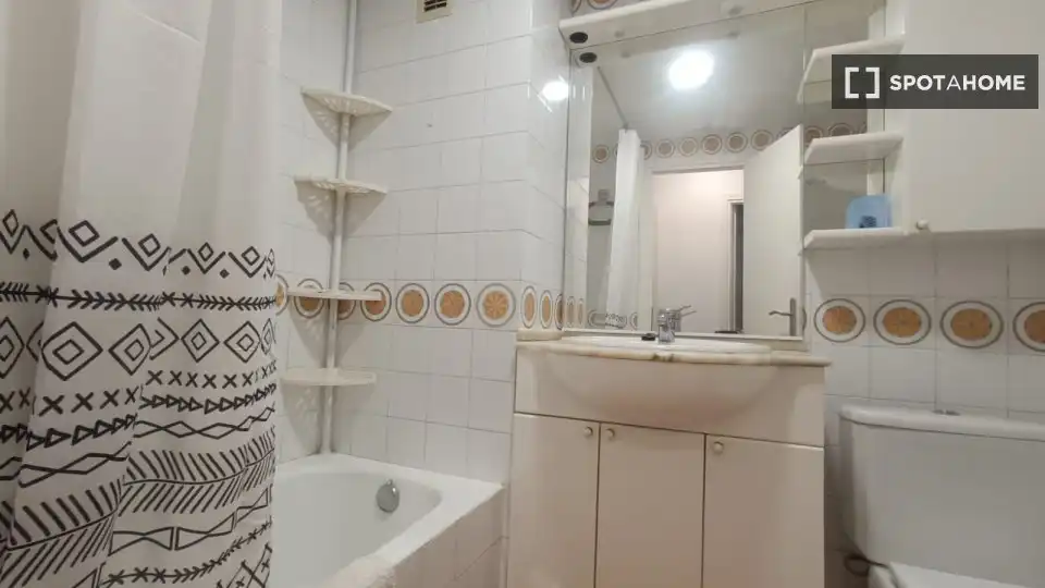 Habitació a Mendebaldea - Ermitagaña