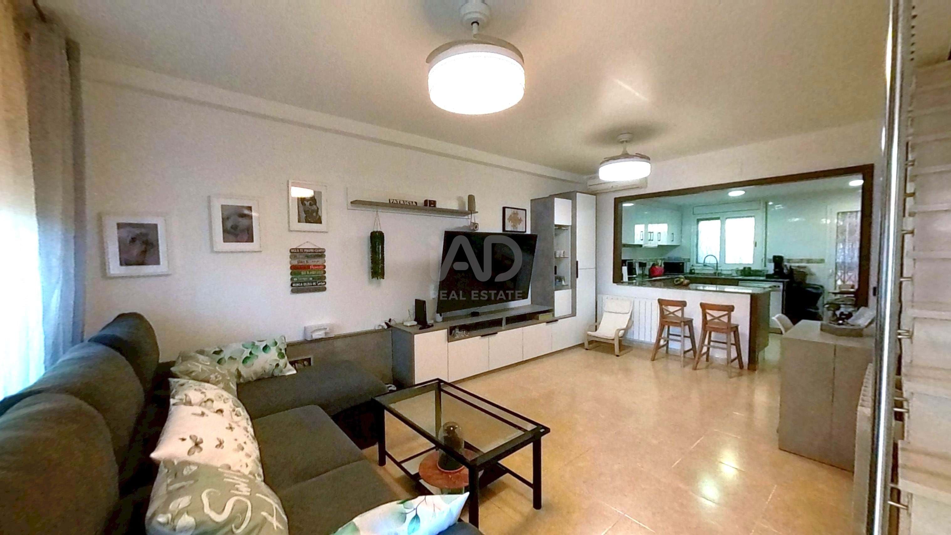 Sala d'estar de Casa adosada en venda en Santa Oliva amb Aire condicionat i Calefacció