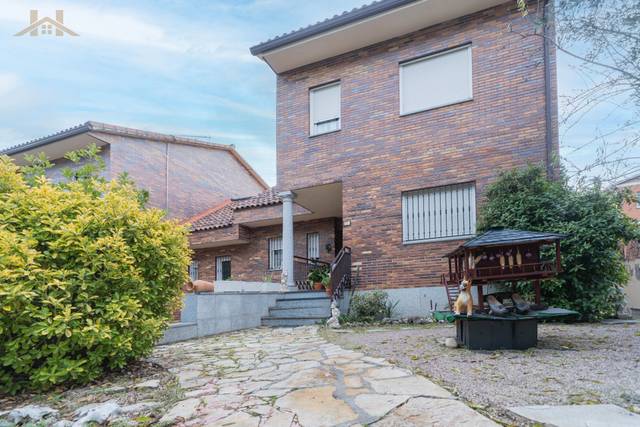 Casa-chalet en Venta en Colonia