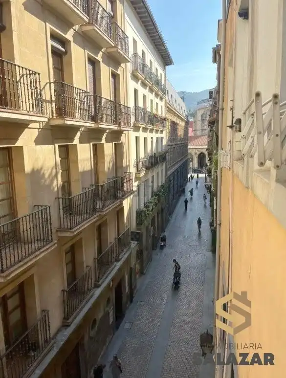 Vista exterior de Piso de alquiler en Bilbao  con Calefacción y Balcón