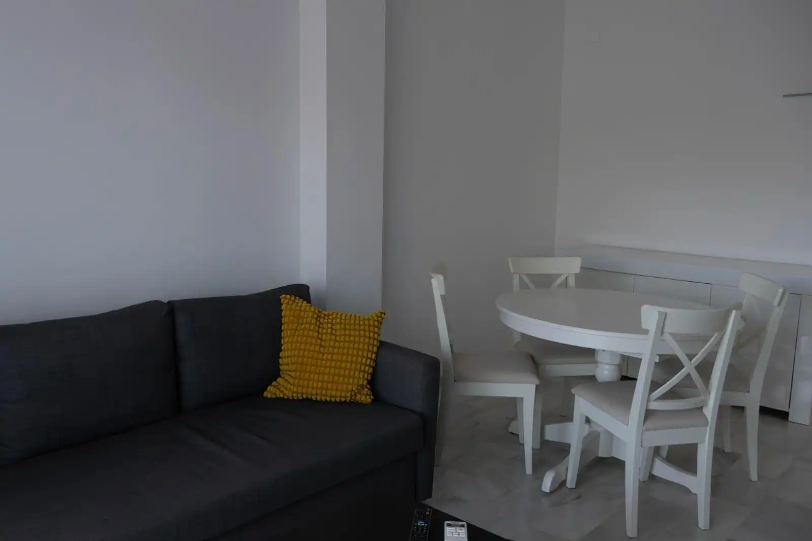 Sala d'estar de Apartament en venda en Estepona amb Jardí privat, Terrassa i Piscina comunitària