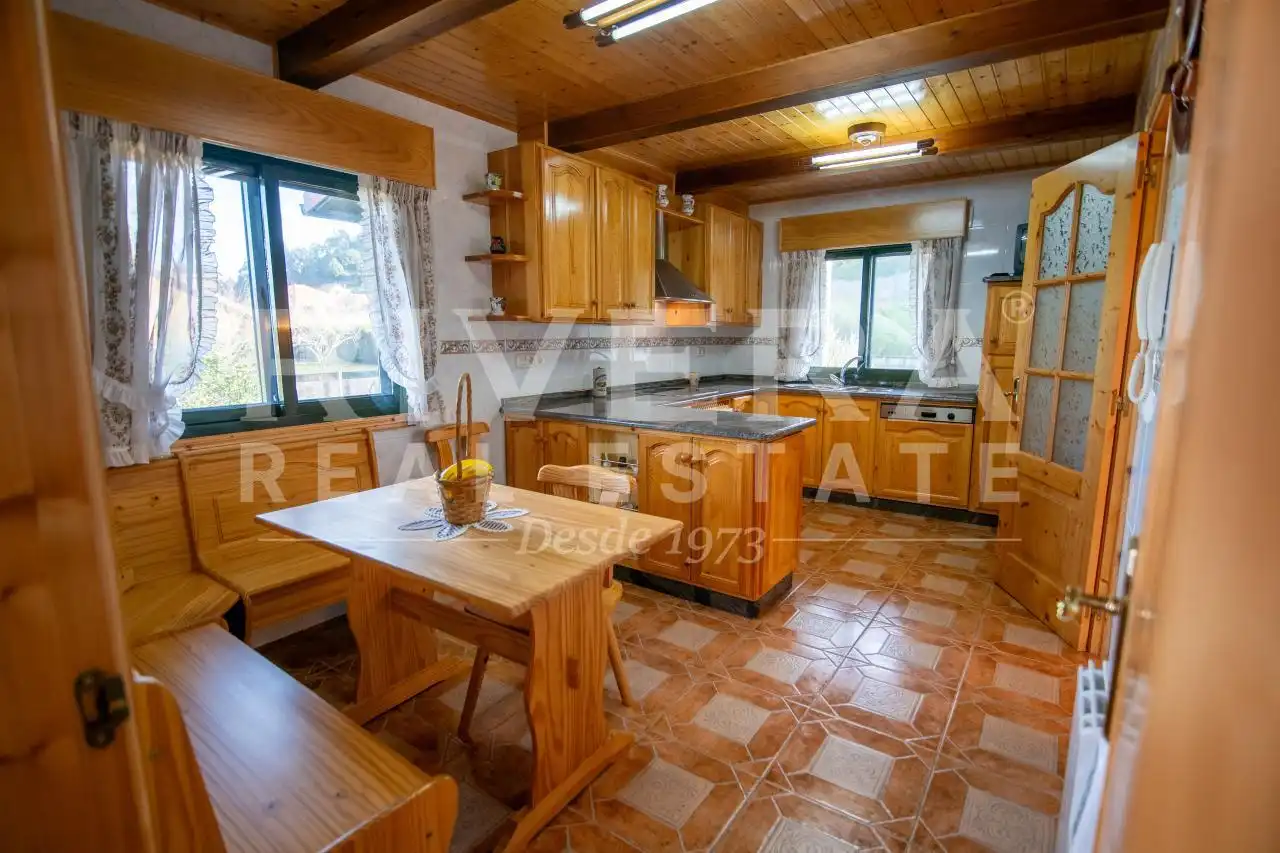 Cuina de Casa o xalet en venda en Redondela amb Calefacció, Jardí privat i Terrassa