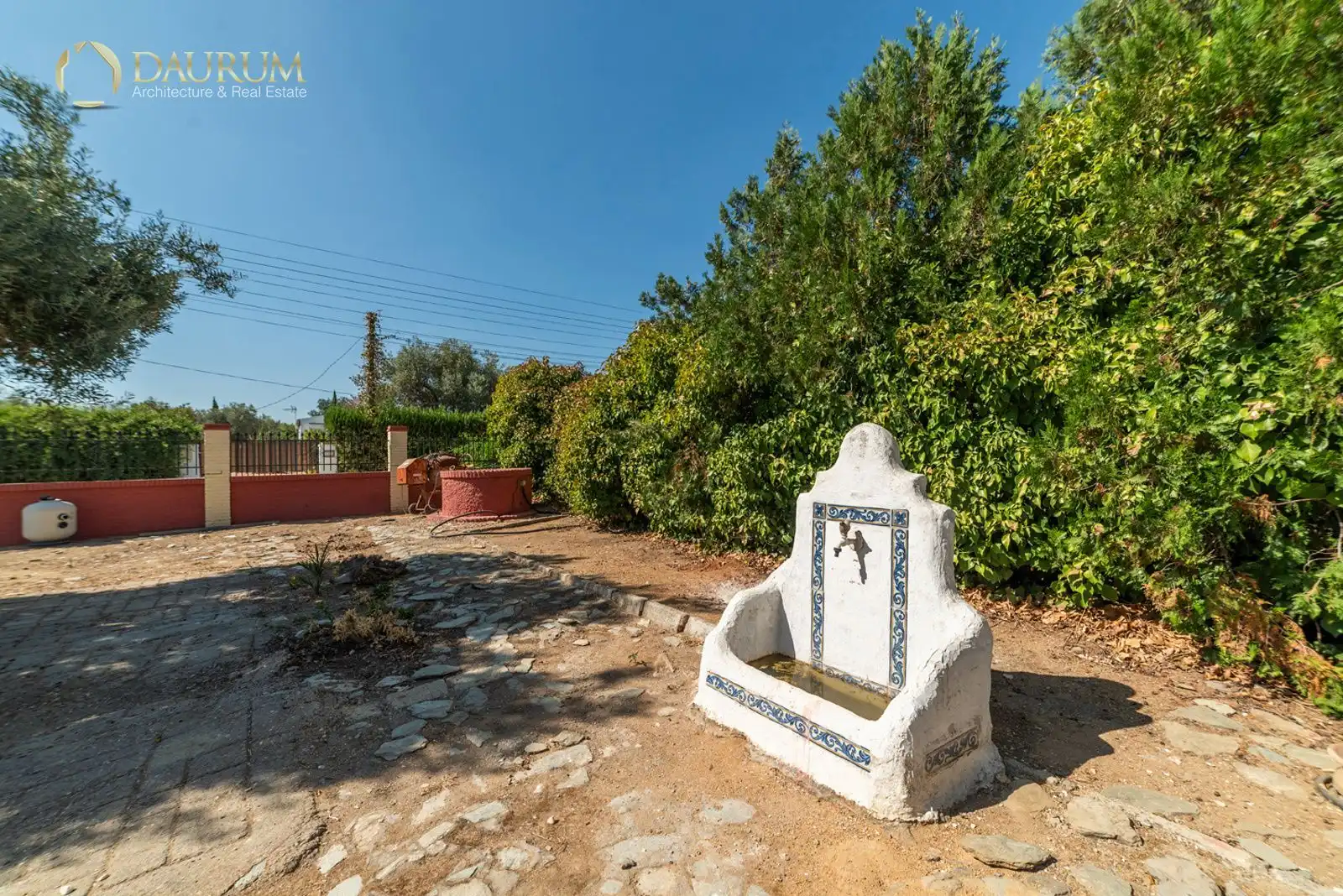 Vista exterior de Casa o xalet en venda en La Rinconada amb Aire condicionat, Calefacció i Piscina