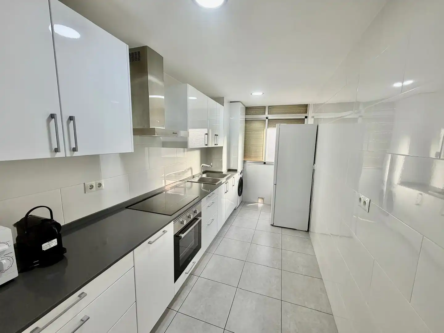 Küche von Wohnung zum Verkauf in Málaga mit Klimaanlage, Privatgarten und Möbliert