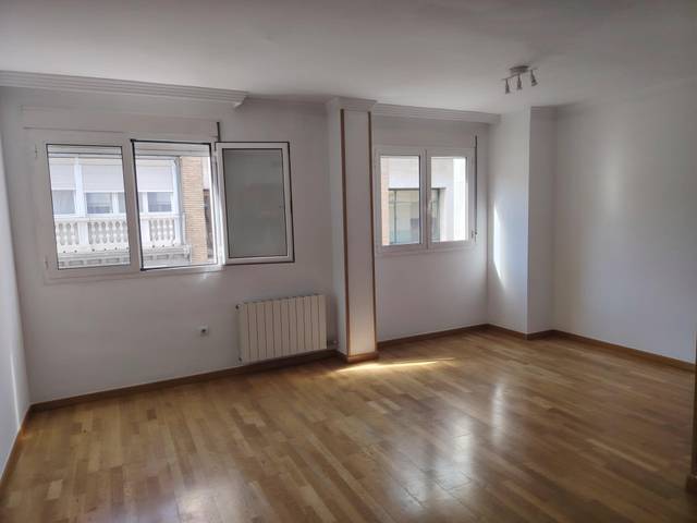 Piso en Alquiler en Centro - Sagrario