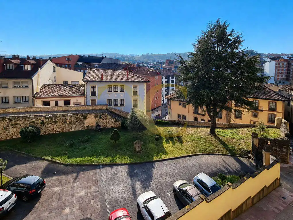 Vista exterior de Piso en venta en Oviedo  con Calefacción, Trastero y Amueblado