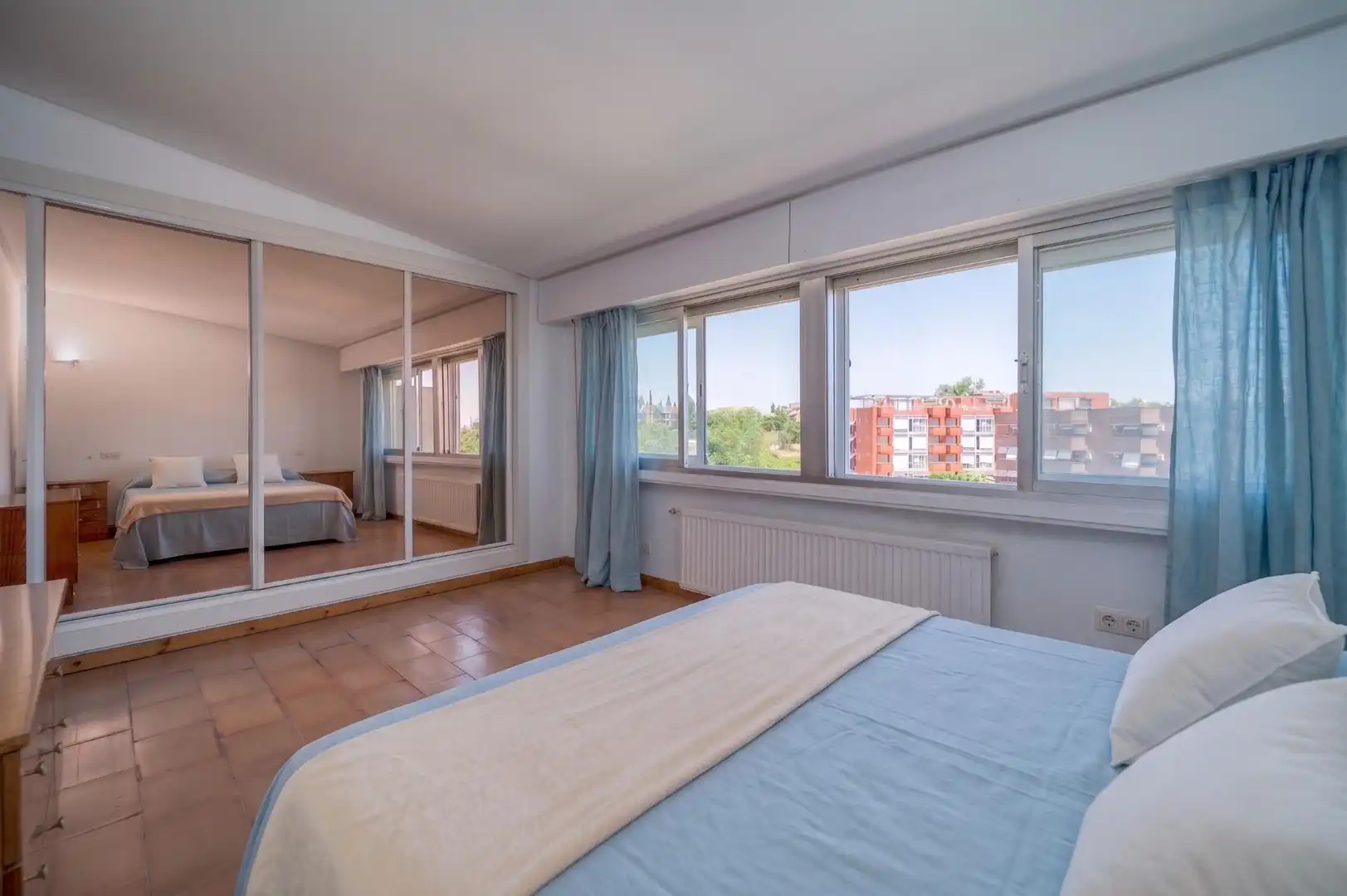 Habitación de Casa adosada en venta en Pozuelo de Alarcón con Aire acondicionado, Calefacción y Jardín privado