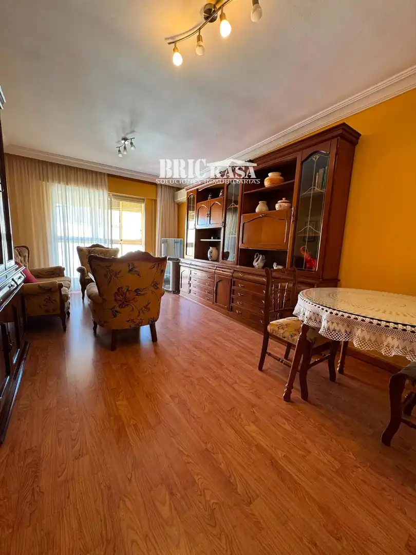 Wohnzimmer von Dachboden zur Miete in Cáceres mit Klimaanlage, Terrasse und Möbliert