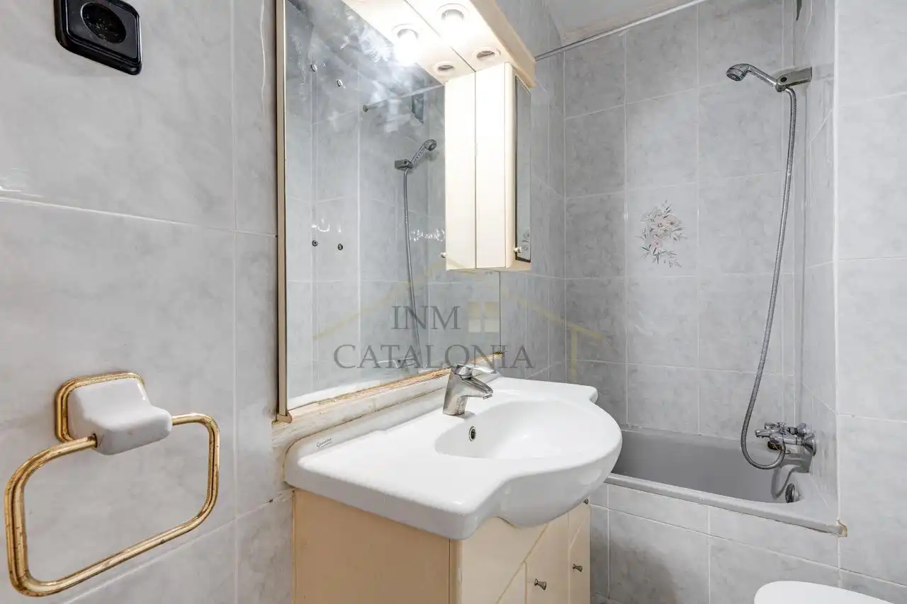Bathroom of Flat for sale in Barcelona  with Alarm
