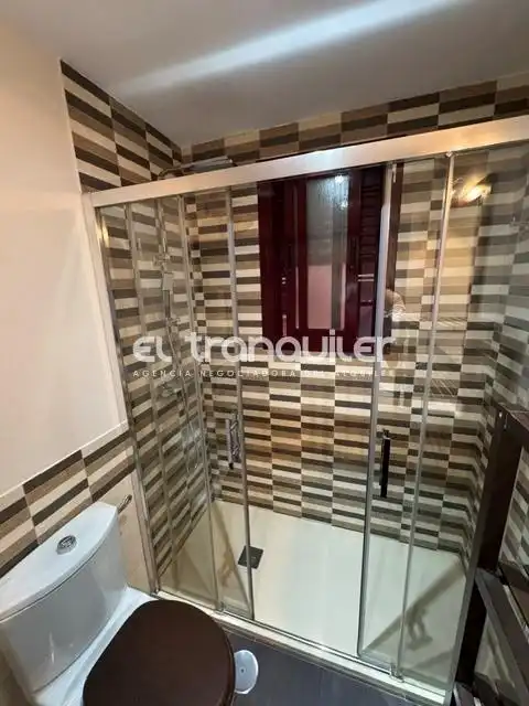 Baño de Piso de alquiler en Parla con Aire acondicionado, Piscina y Amueblado