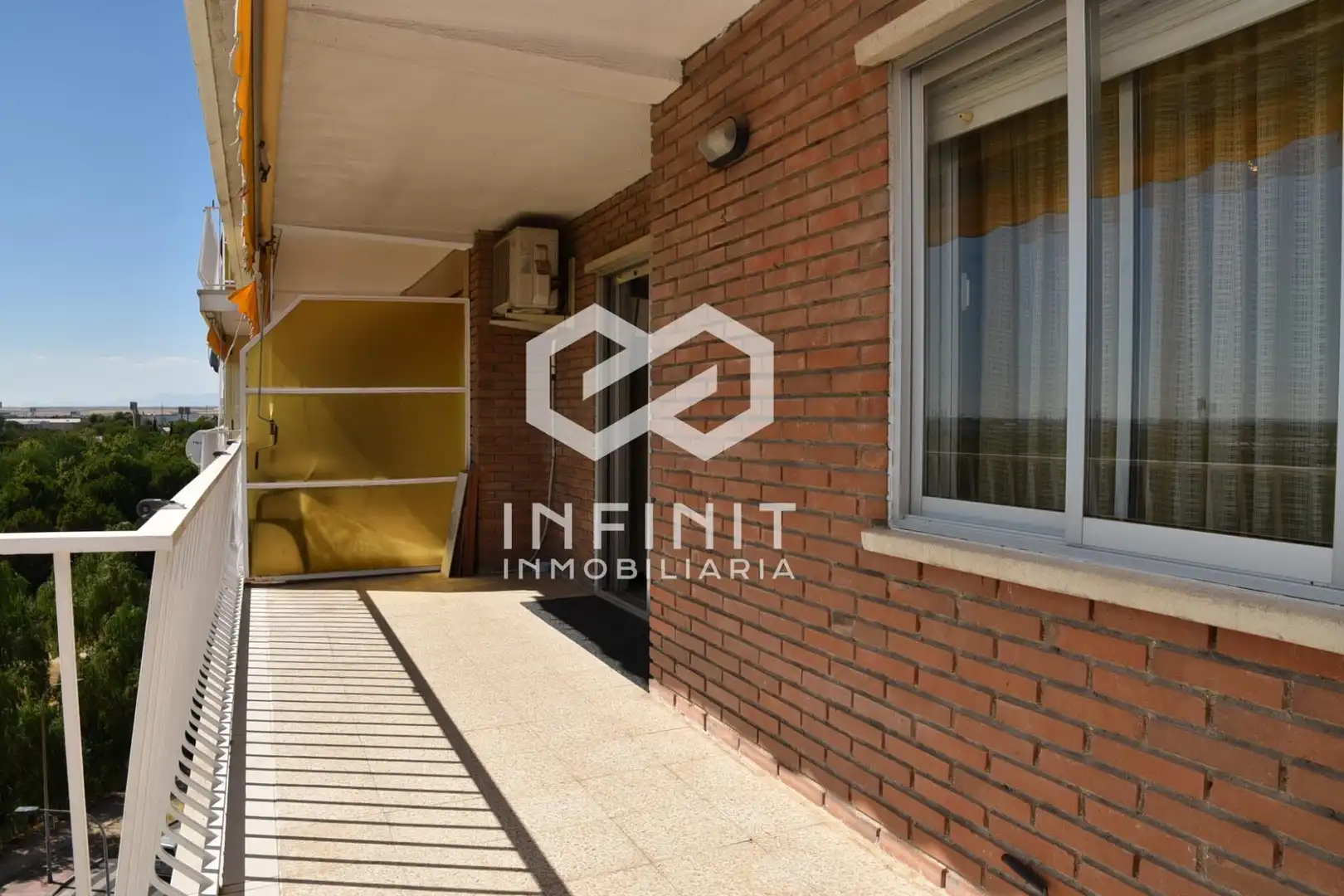 Vista exterior de Pis en venda en Alcalá de Henares amb Aire condicionat, Calefacció i Terrassa
