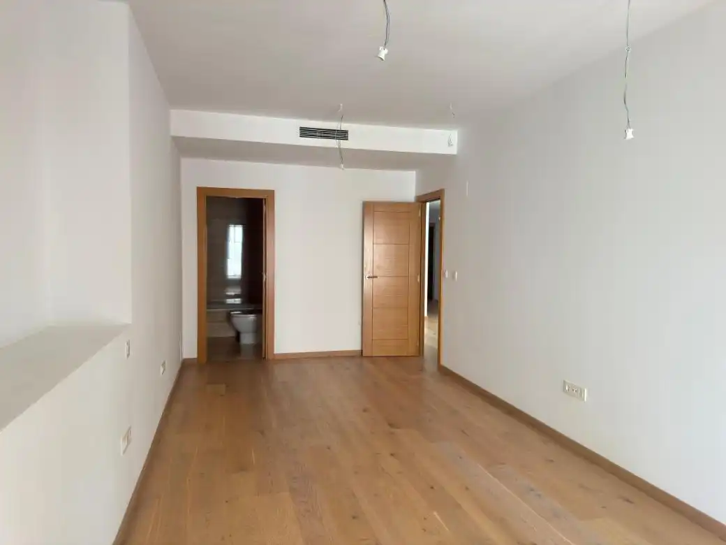Wohnung zum Verkauf in Zaragoza mit Klimaanlage, Heizung und Ofen