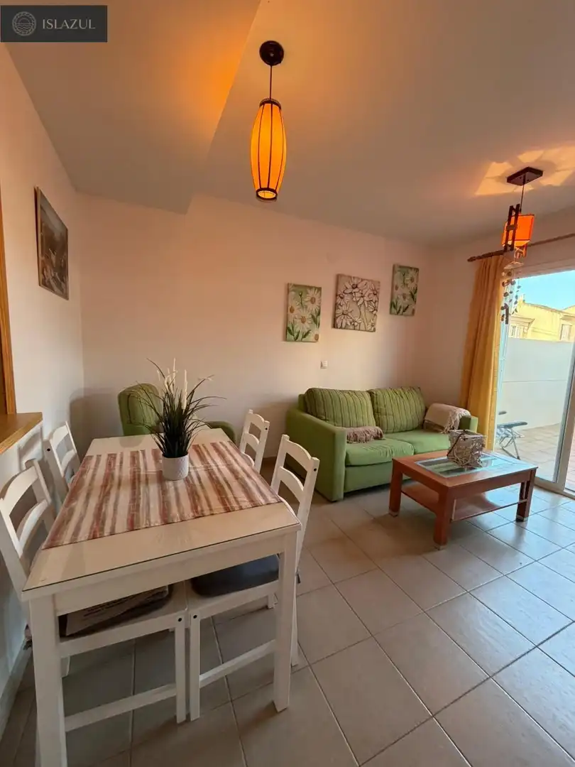 Sala d'estar de Casa adosada en venda en Isla Cristina amb Jardí privat, Terrassa i Moblat
