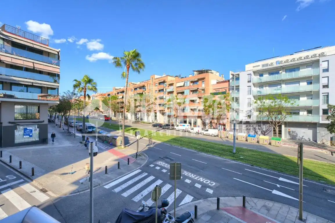 Vista exterior de Pis en venda en Cornellà de Llobregat amb Balcó
