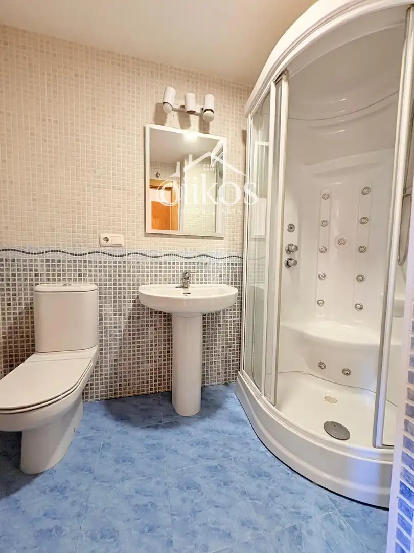 Baño de Piso en venta en Villamayor con Calefacción, Trastero y Balcón