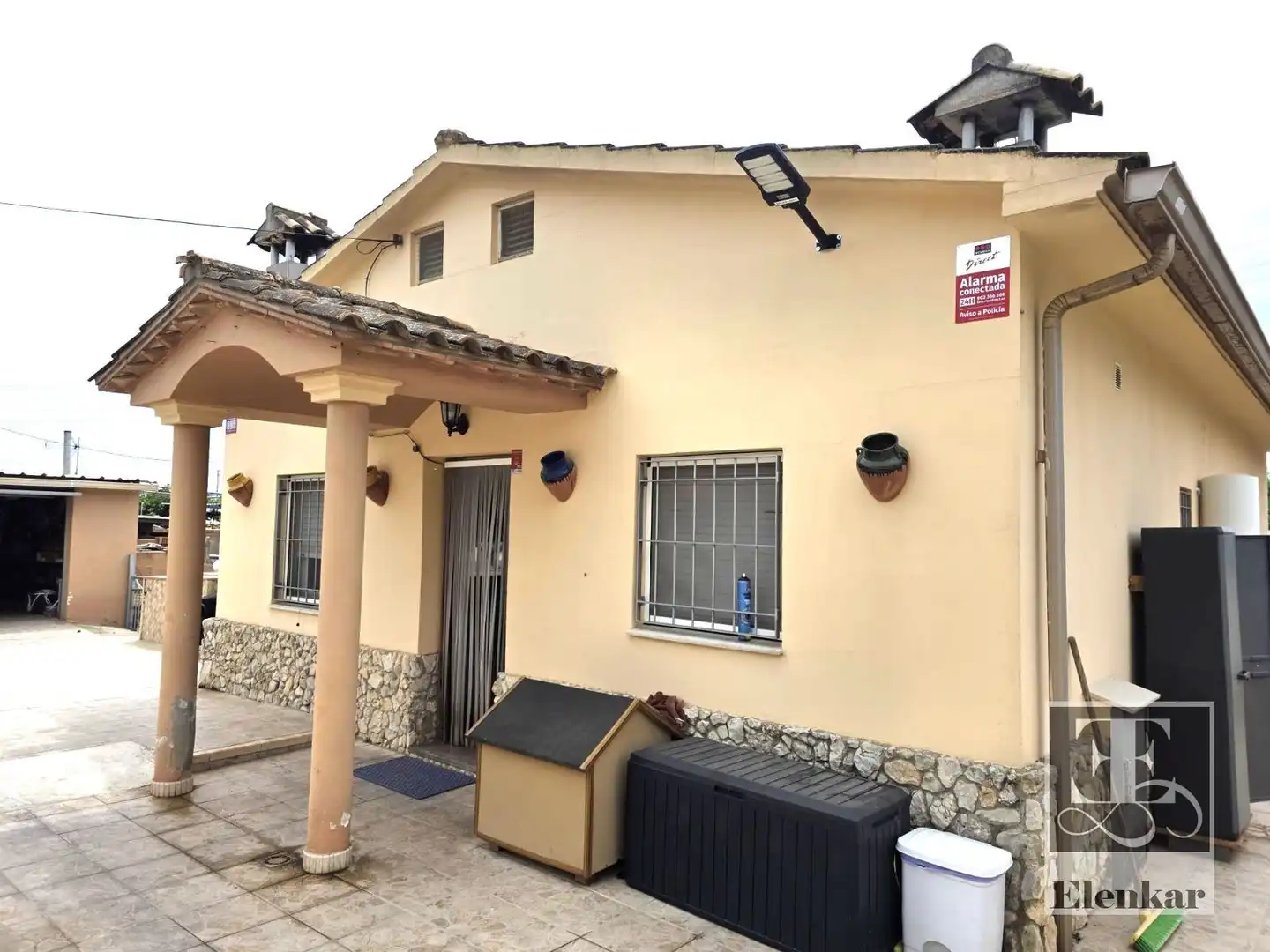 Vista exterior de Casa o xalet en venda en Vilanova i la Geltrú amb Aire condicionat, Calefacció i Jardí privat