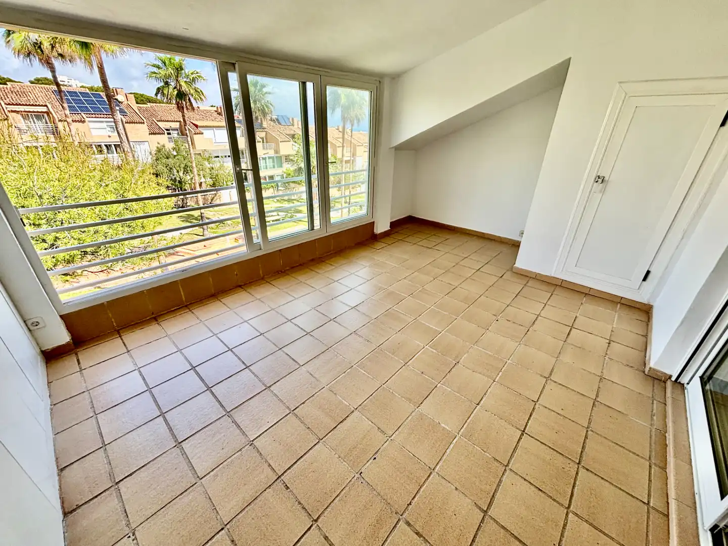 Außenansicht von Einfamilien-Reihenhaus zum Verkauf in Alicante / Alacant mit Klimaanlage, Privatgarten und Terrasse