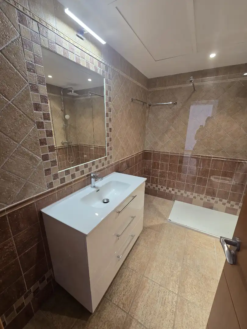 Baño de Apartamento de alquiler en Marbella con Aire acondicionado, Calefacción y Parquet