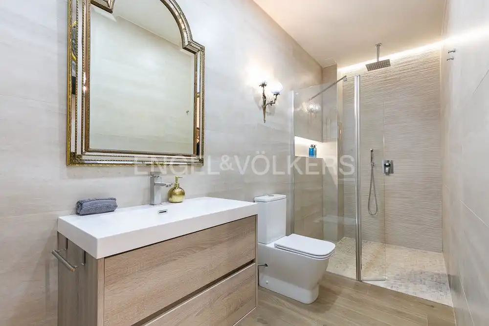 Bathroom of Flat for rent in Valencia  with Air Conditioner, Heating and Furnished