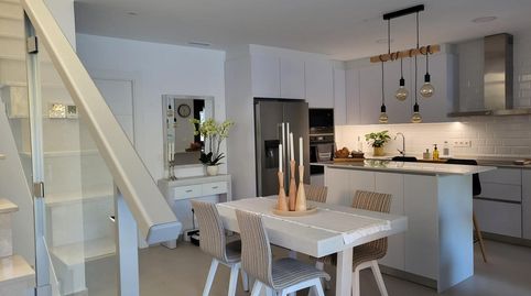 CASA EN VENTA EN ALMORADÍ CON PISCINA PRIVADA, JARDÍN Y 3 DORMITORIOS