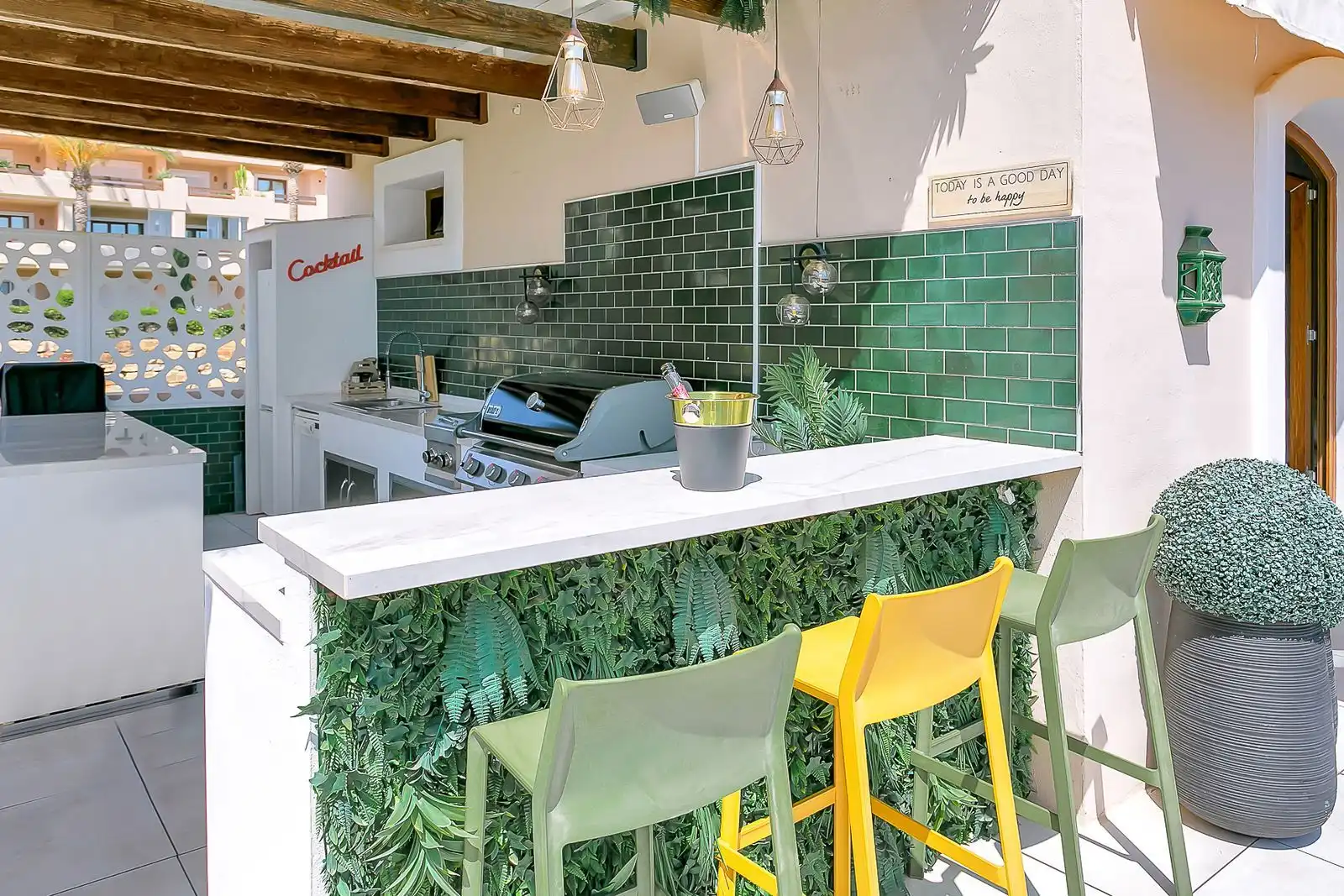 Terrasse von Einfamilien-Reihenhaus zum Verkauf in Estepona mit Privatgarten, Terrasse und Möbliert