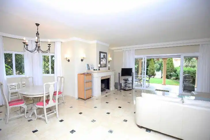 Sala d'estar de Casa adosada de lloguer en Estepona amb Aire condicionat, Terrassa i Moblat