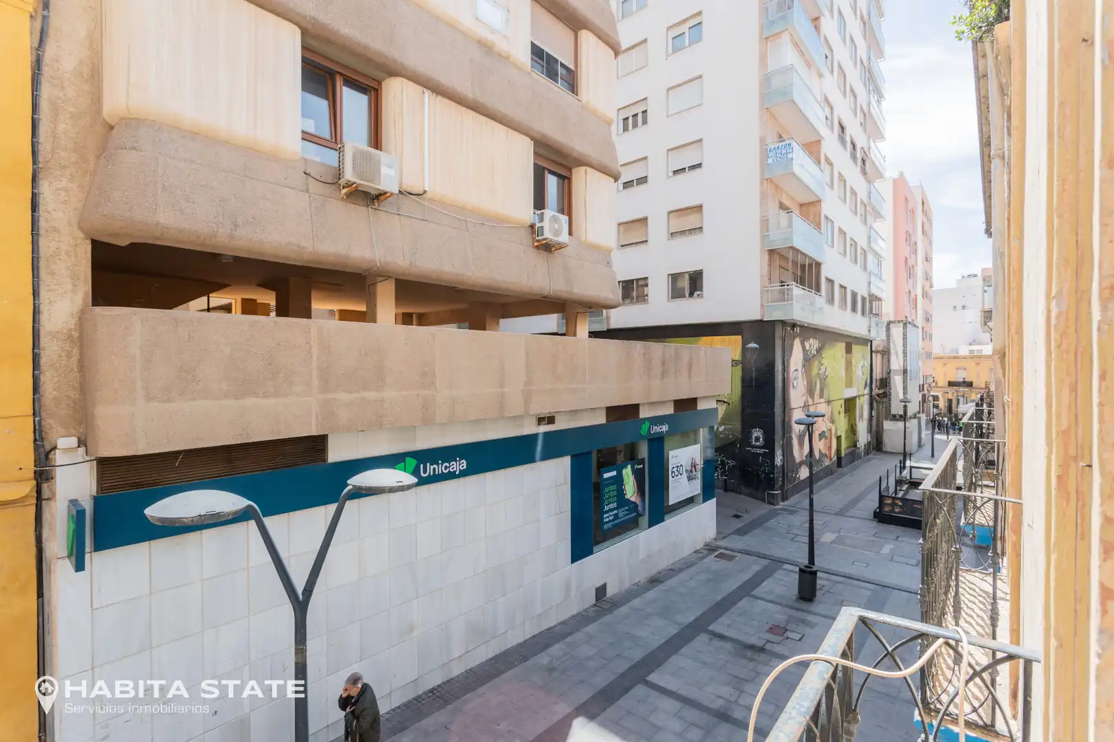 Vista exterior de Edifici en venda en Almería