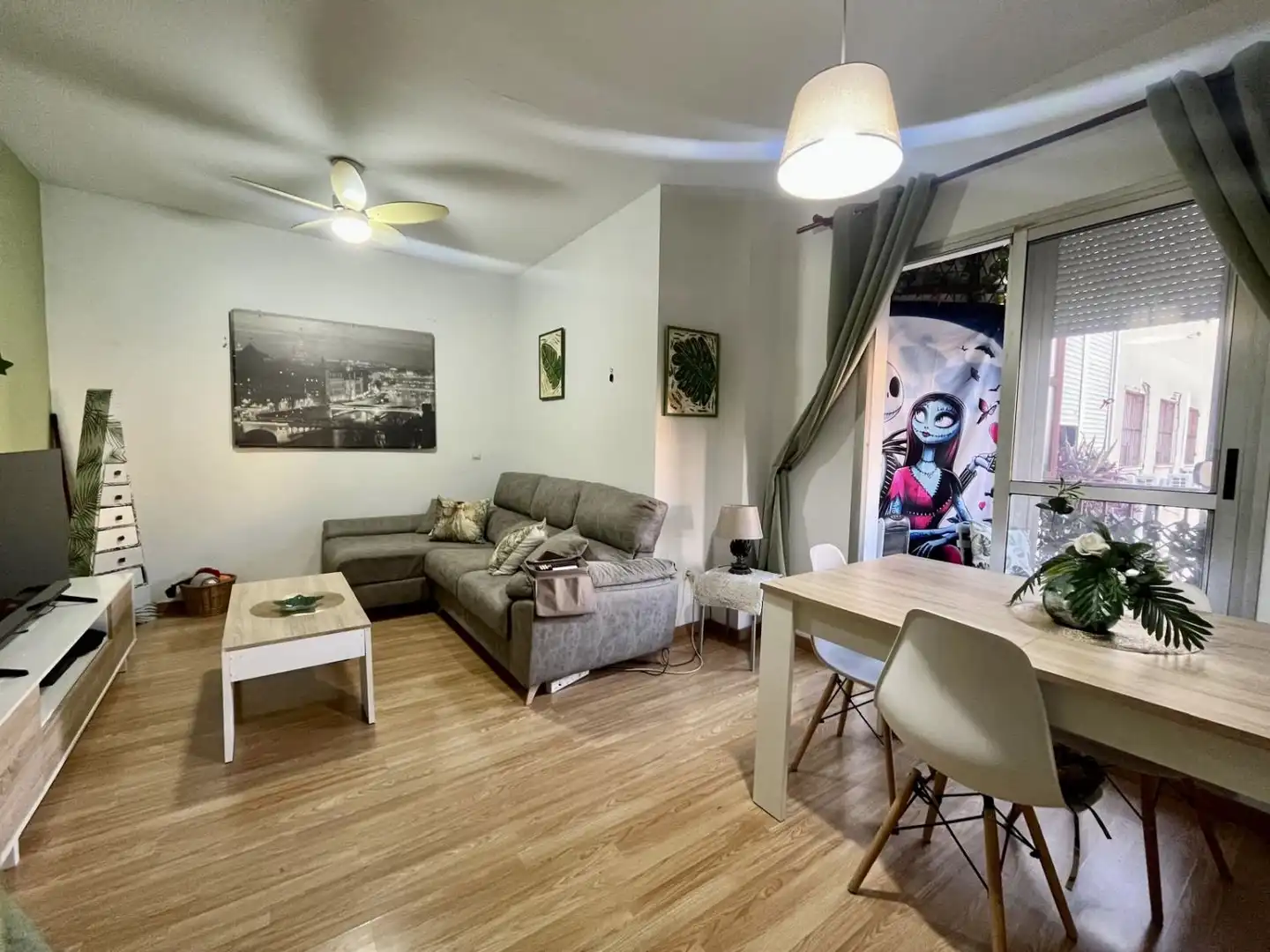 Living room of Flat for sale in Sevilla  with Air Conditioner, Parquet flooring and Balcony
