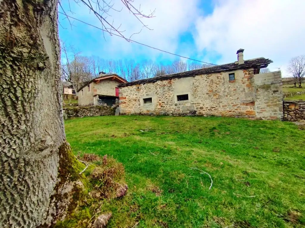 Casa rústica amb terrassa en venda a Lugar la Sia 28, imagen 2