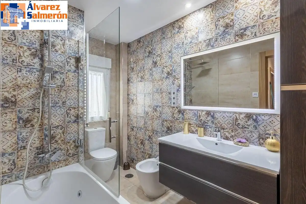 Bathroom of Flat for sale in Granada  with Terrace and Balcony