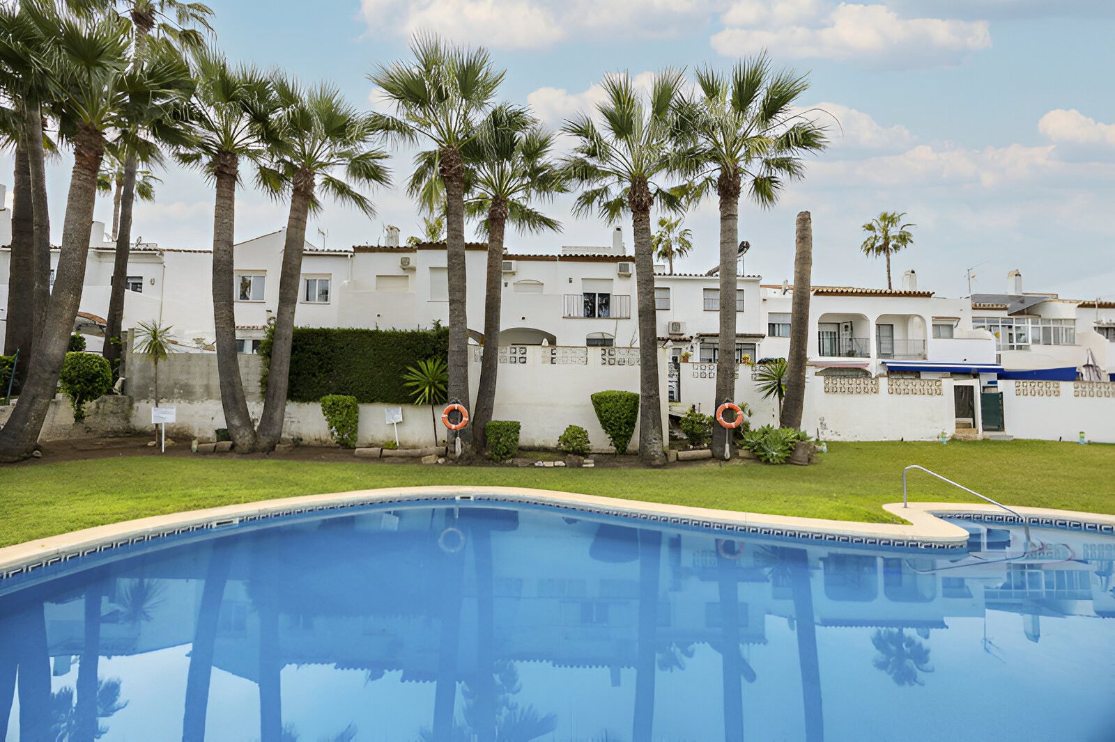 Jardí de Casa adosada en venda en Estepona amb Aire condicionat, Piscina i Piscina comunitària
