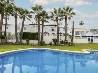 Jardí de Casa adosada en venda en Estepona amb Aire condicionat, Piscina i Piscina comunitària