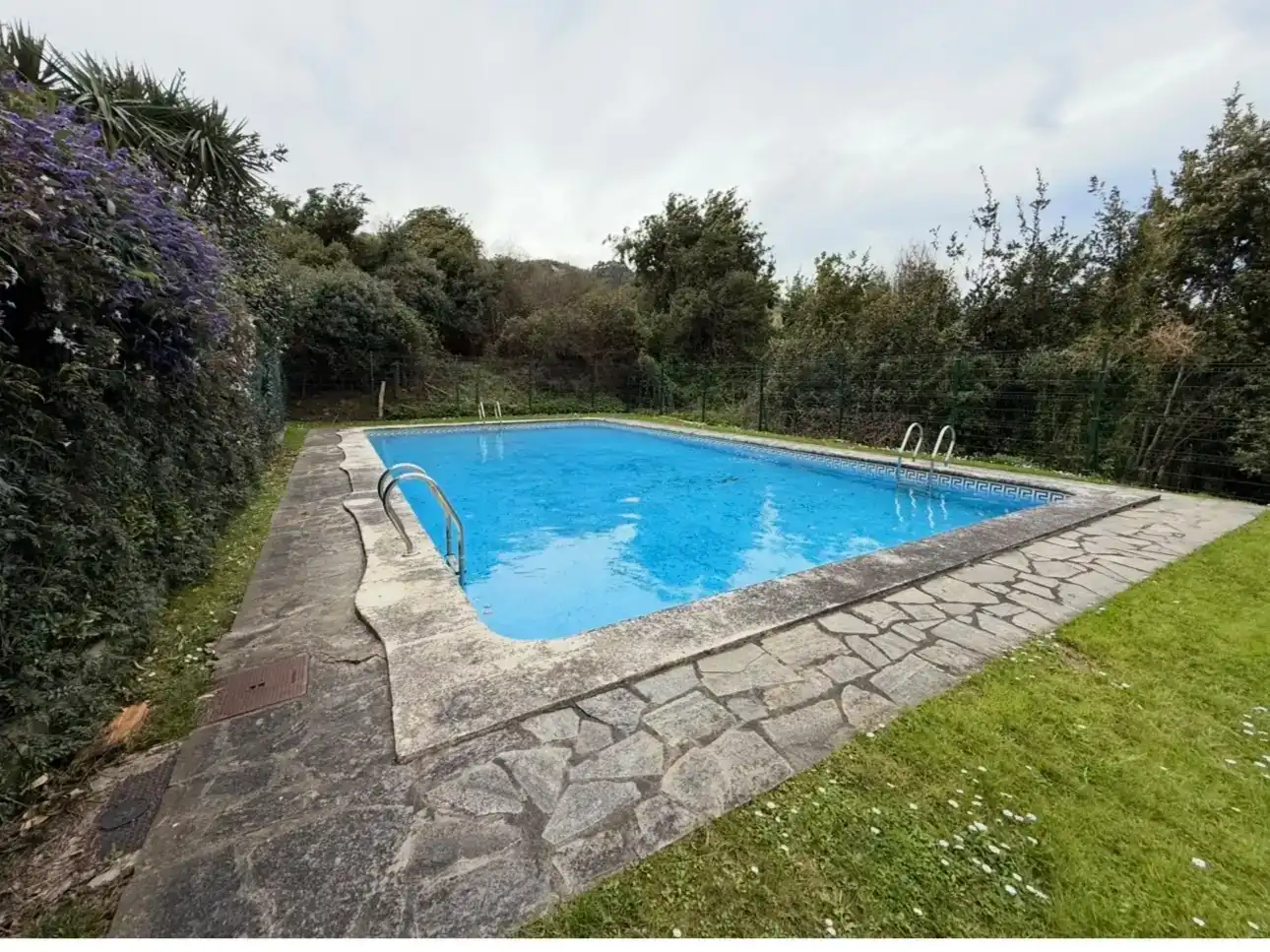 Schwimmbecken von Erdgeschoss zur Miete in Castro-Urdiales mit Privatgarten, Parkett und Schwimmbad