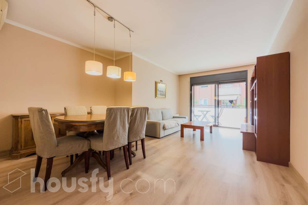 Living room of Flat for sale in L'Hospitalet de Llobregat  with Air Conditioner, Heating and Parquet flooring