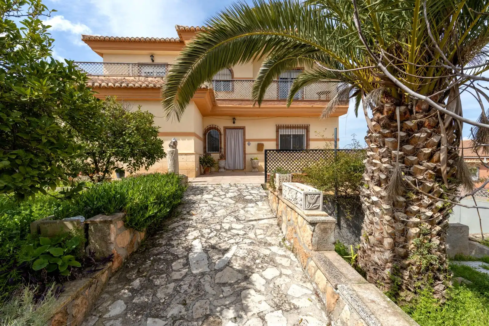 Vista exterior de Casa o chalet en venta en Escúzar con Terraza y Piscina