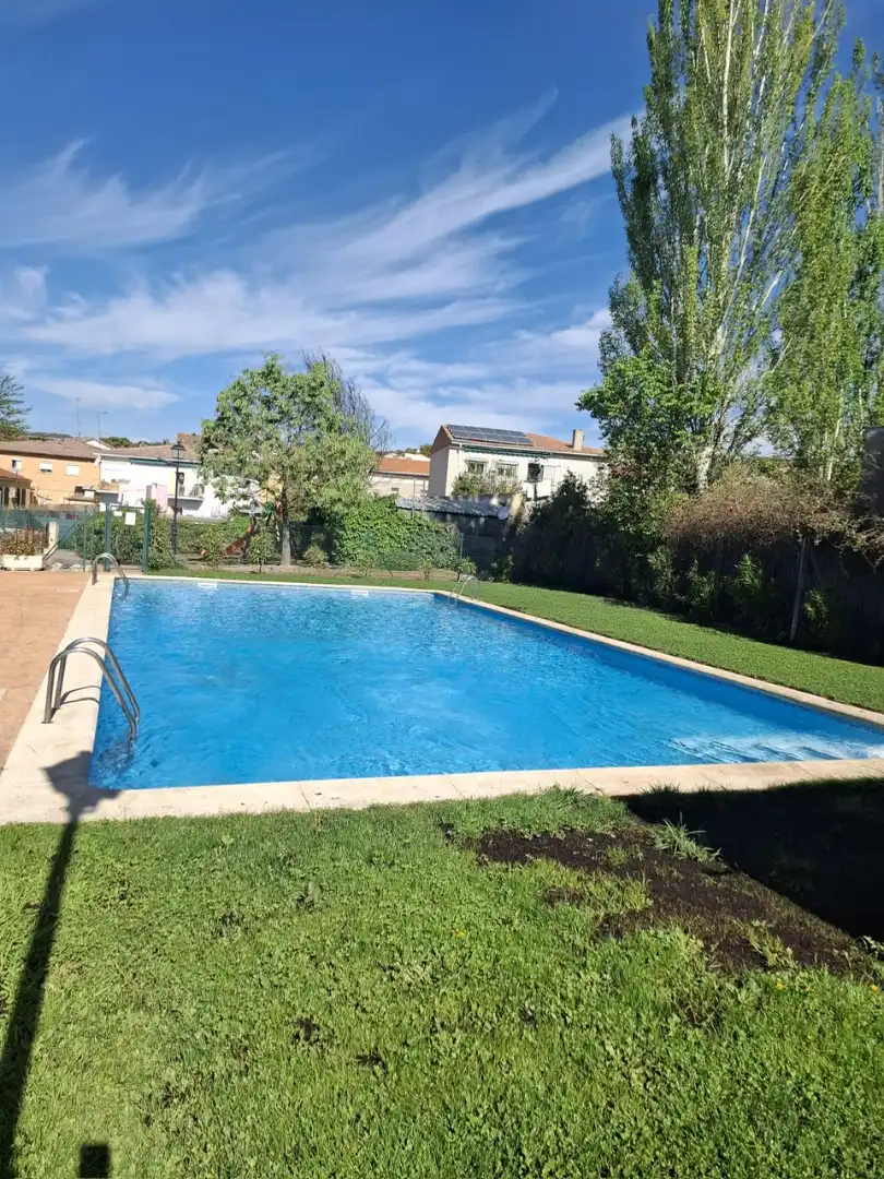 Adossat amb piscina en venda a Calle de la Fragua, imagen 2