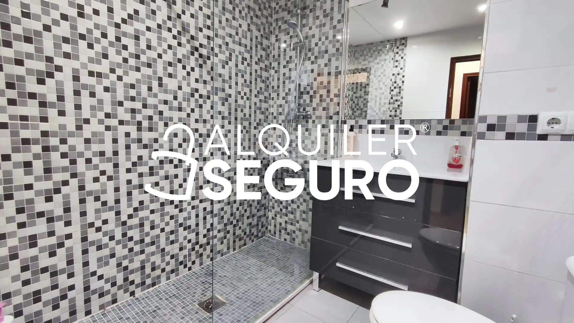 Bany de Pis de lloguer en Córdoba amb Aire condicionat i Moblat