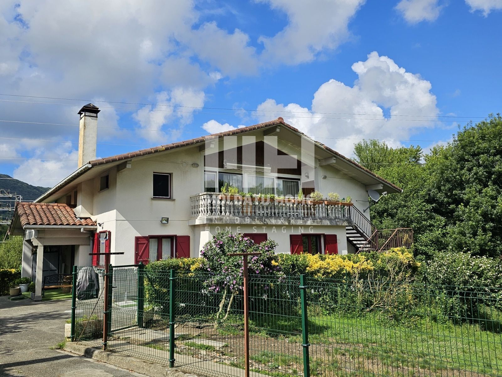 Vista exterior de Casa o xalet en venda en Irun  amb Calefacció, Terrassa i Traster