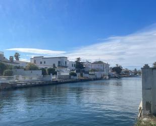 Vista exterior de Casa o xalet en venda en Empuriabrava amb Jardí privat