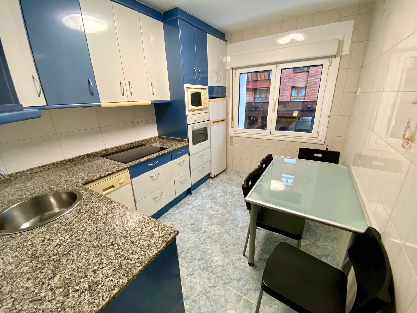 Cuina de Pis de lloguer en Gijón  amb Parquet, Forn i Rentadora