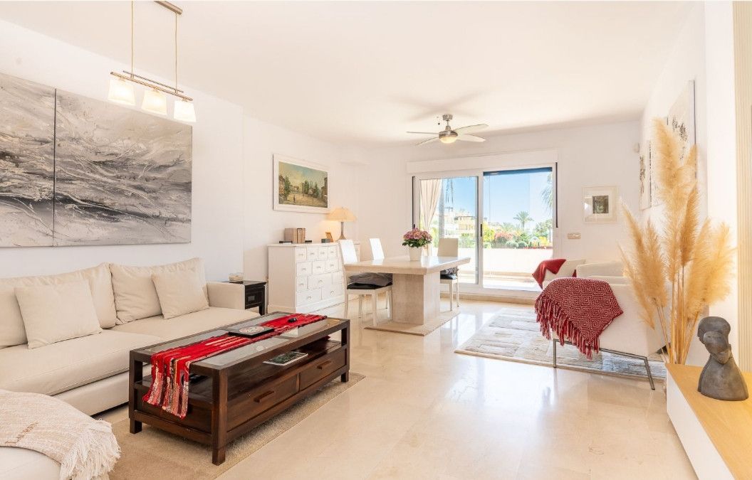 Sala d'estar de Apartament en venda en Estepona amb Aire condicionat, Terrassa i Traster