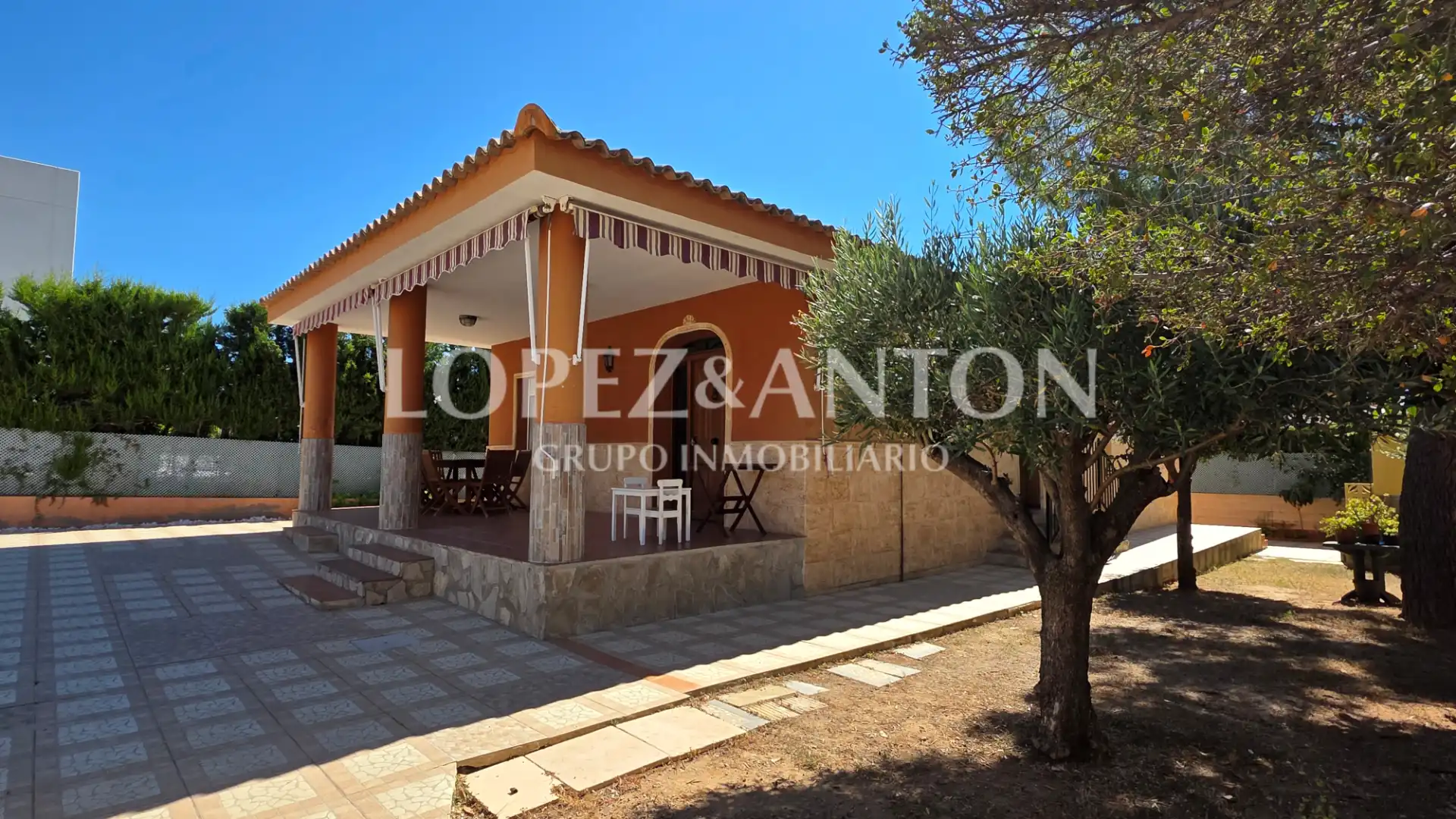 Vista exterior de Casa o xalet en venda en L'Eliana amb Aire condicionat, Calefacció i Jardí privat