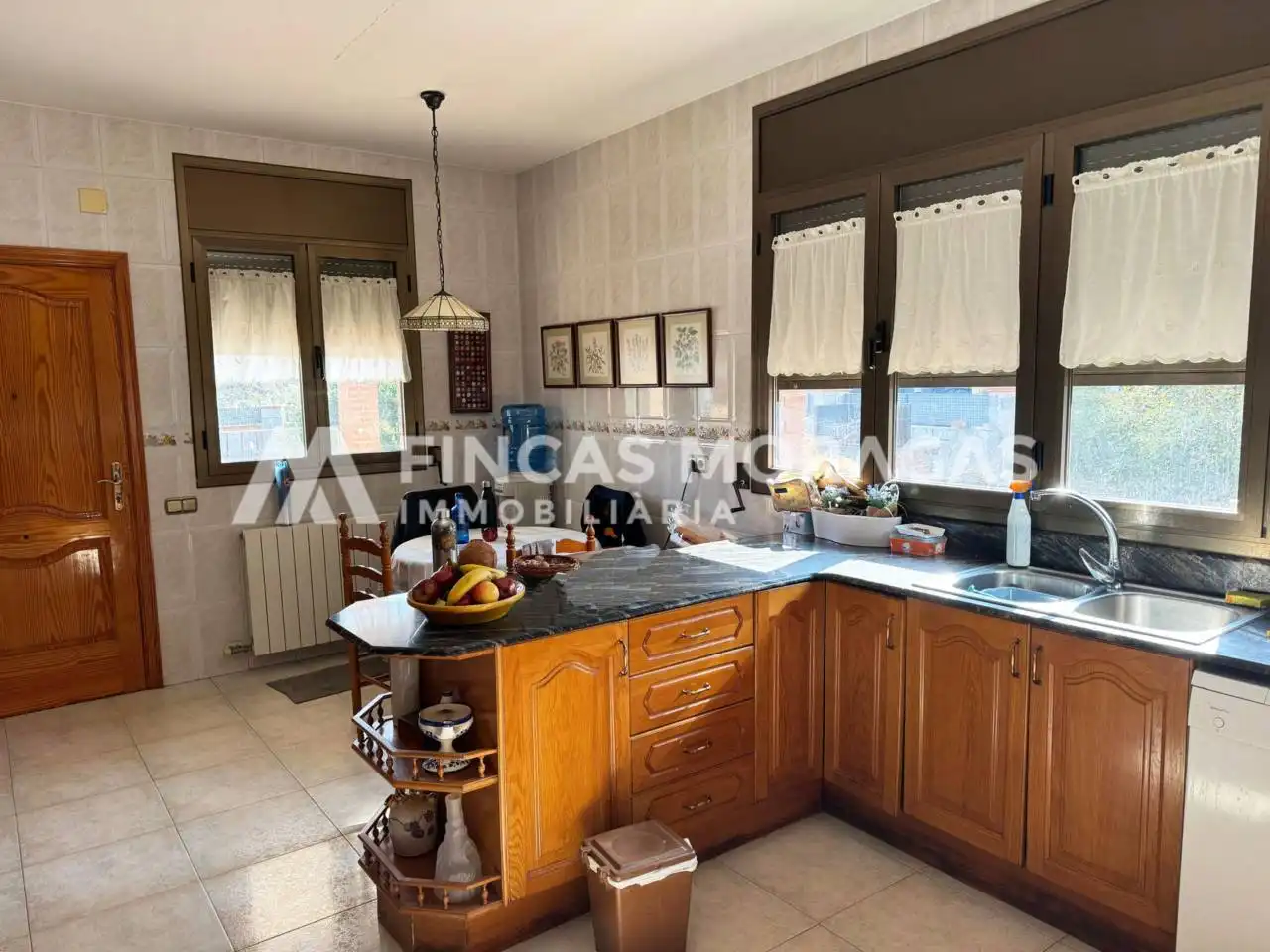 Cuina de Casa o xalet en venda en Cerdanyola del Vallès amb Aire condicionat, Calefacció i Jardí privat