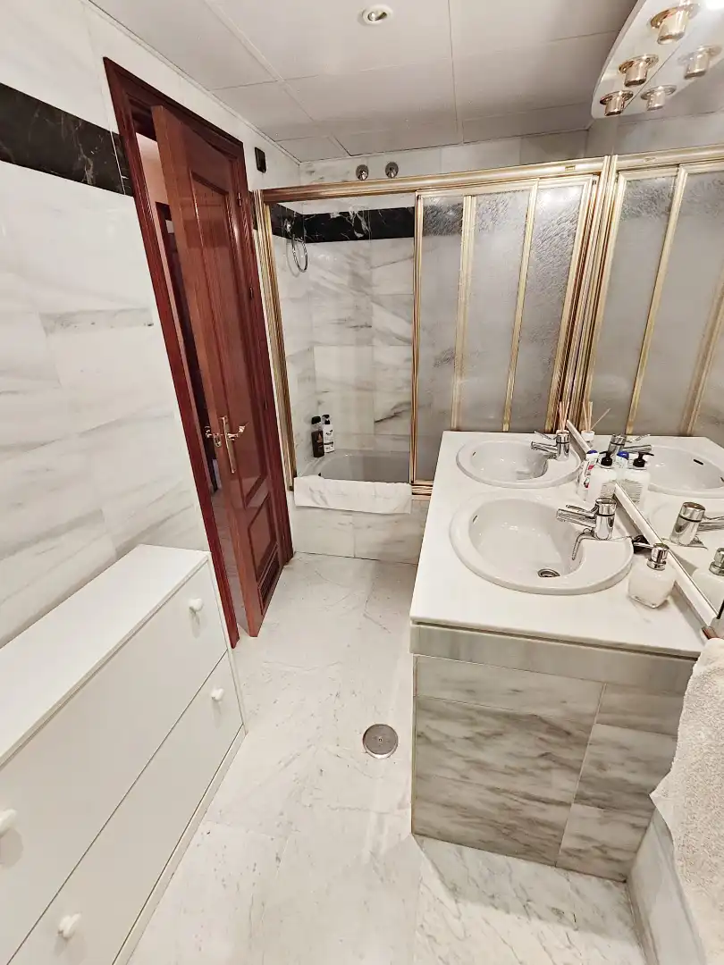 Badezimmer von Wohnung zum Verkauf in Sevilla mit Klimaanlage, Terrasse und Gemeinschaftspool