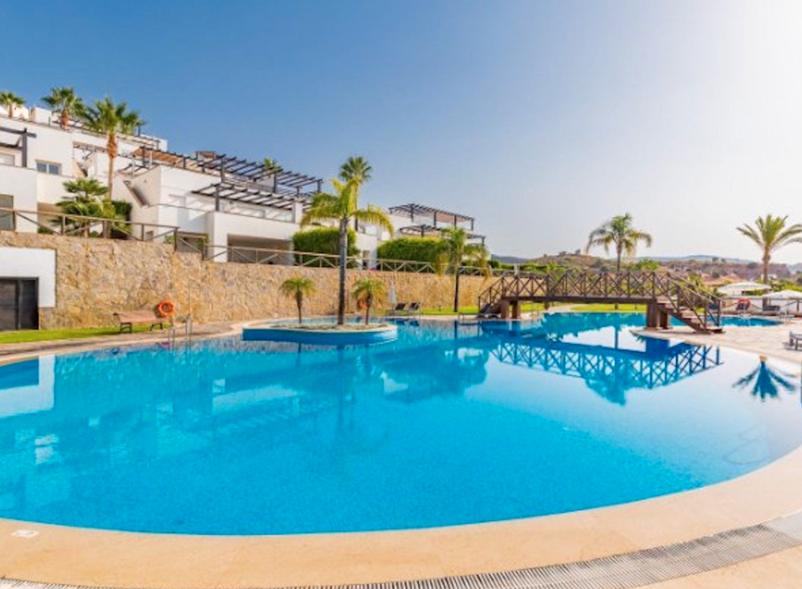 Piscina de Casa adosada en venda en Marbella amb Aire condicionat, Calefacció i Jardí privat