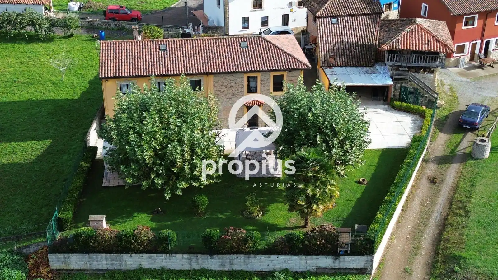 Vista exterior de Casa o chalet en venta en Parres con Calefacción, Jardín privado y Parquet
