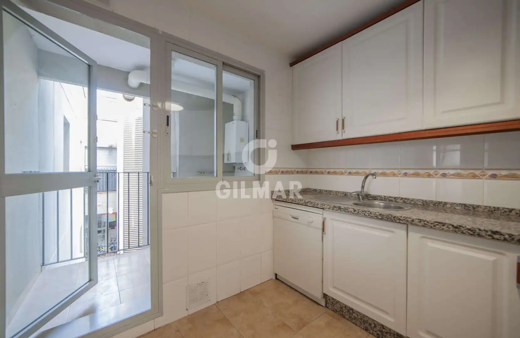 Cocina de Piso en venta en Sevilla con Calefacción, Jardín privado y Trastero