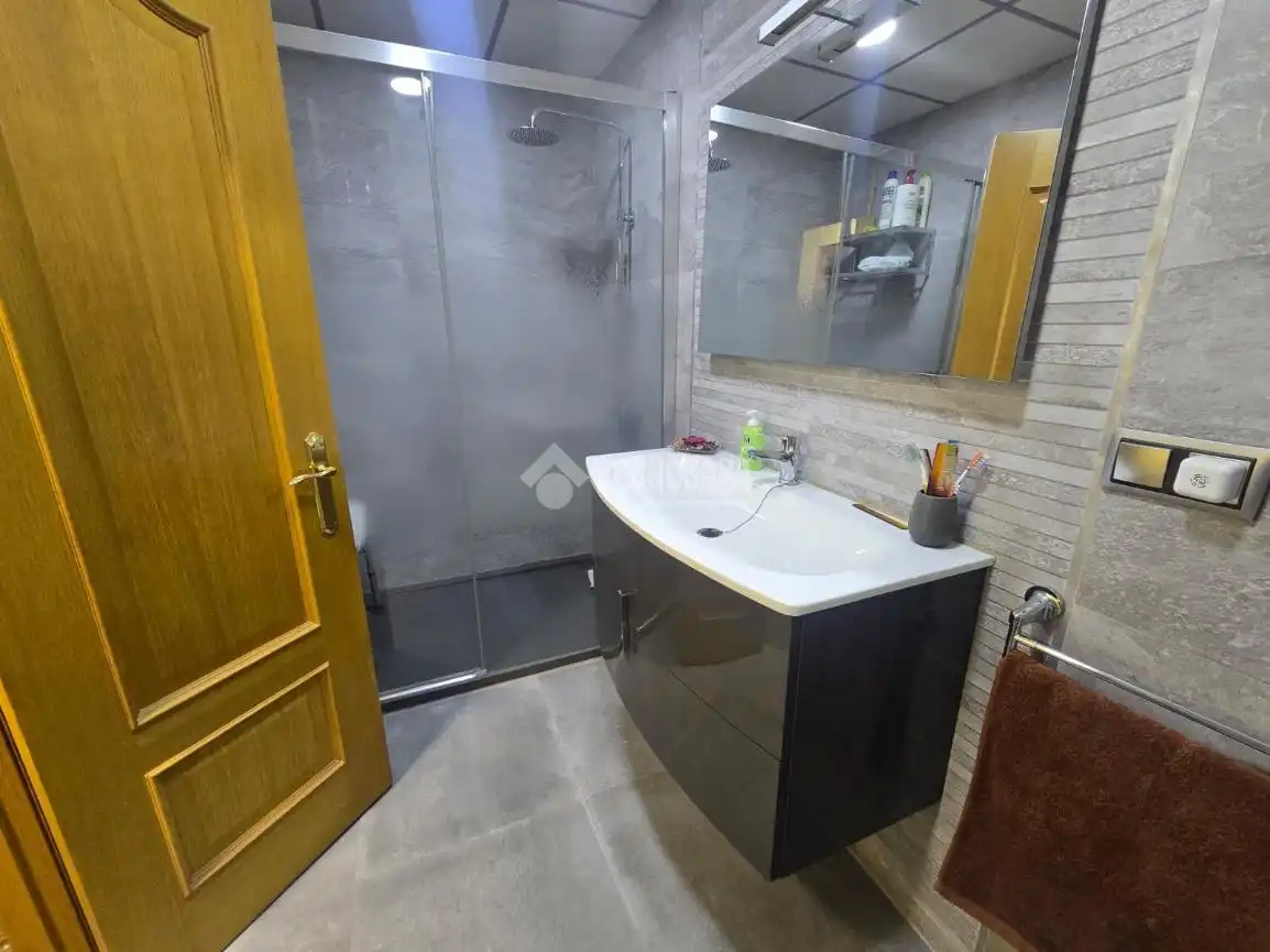Bathroom of Flat for sale in Valencia  with Air Conditioner, Heating and Balcony