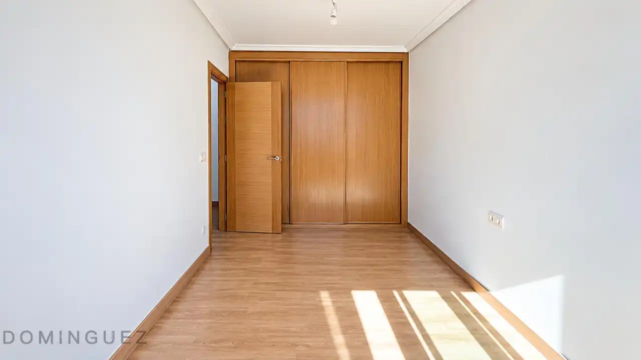 Dormitori de Pis en venda en Vigo  amb Calefacció i Traster